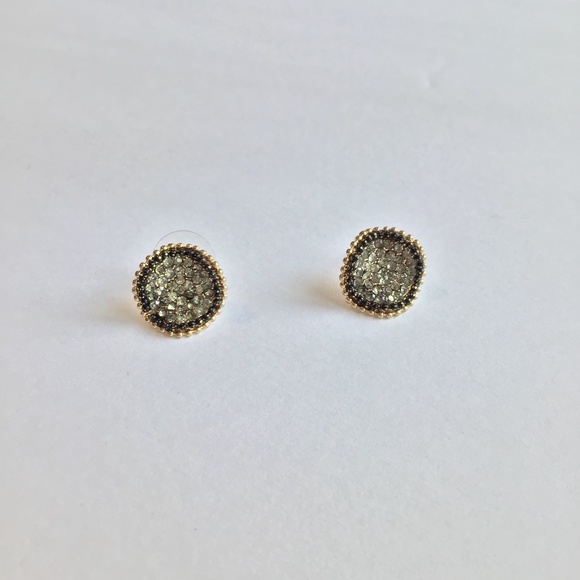 ⭐️ Beautiful studs earrings ⭐️ - Picture 3 of 5